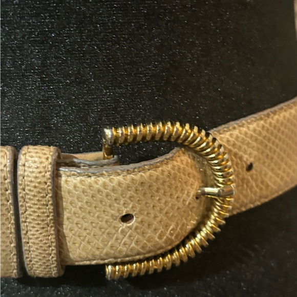Ellen Tracy Vintage Tan Belt made of snakeskin. Very soft with small pattern. - Picture 2 of 8